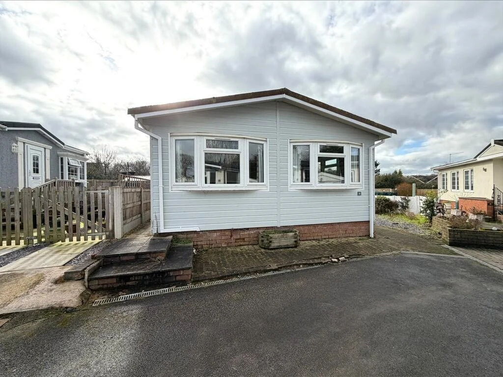 NEW NEW NEW&hellip; 🔑
Just listed 🏡 Bartington Hall Park, Northwich 📍&pound;90,000💸

If you're searching for a relaxed lifestyle, look no further! Offered for sale with no onward chain, this delightful park home is situated on Bartington Hall Par