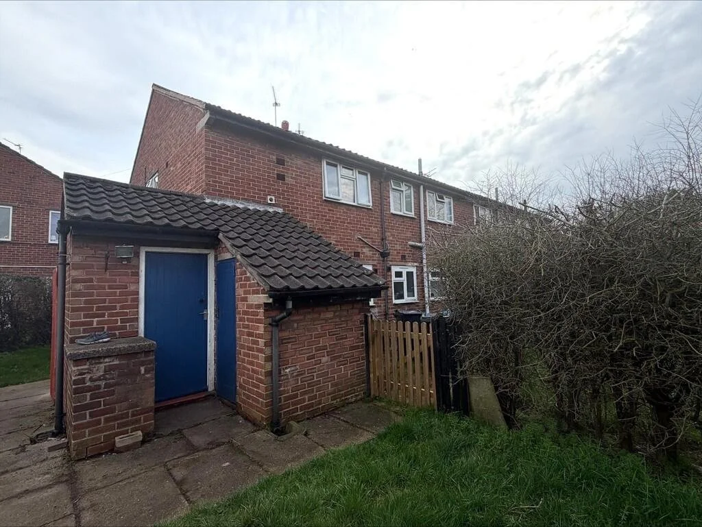 New New New!!! Grove Avenue, Lostock Gralam, Northwich &pound;130,000

Offered for sale with no onward chain, this well-presented first-floor apartment benefits from its own private garden - a rare and highly desirable feature. 

The accommodation co