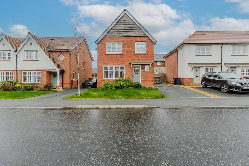 Just Listed! 🏡Culver Close, Hartford, Northwich 
Offers Over &pound;380,000

Located on the prestigious Redrow Waters Reach development and built to the sought after Warwick design, this beautifully presented family home offers stylish, modern livin