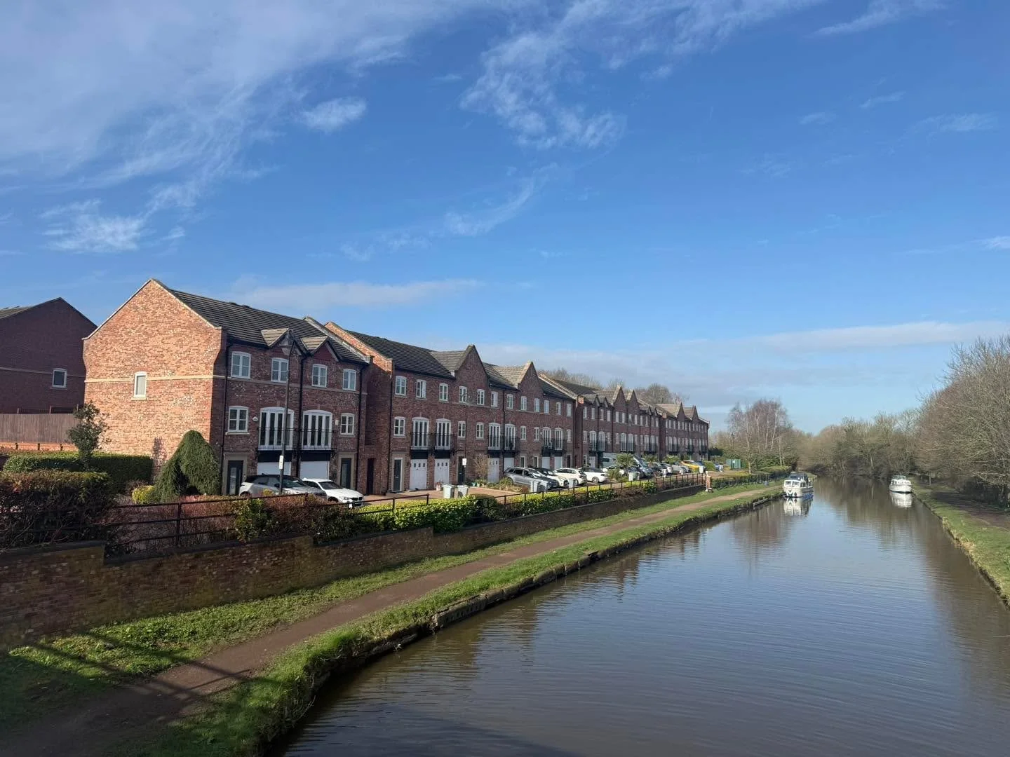 Let&rsquo;s talk about Middlewich, Cheshire 📍 

Canals, Walks and Waterside Charm 🏞️
Middlewich is uniquely positioned at the meeting point of two major canals: the Trent and Mersey Canal and the Shropshire Union Canal.

Today the canals are a key 