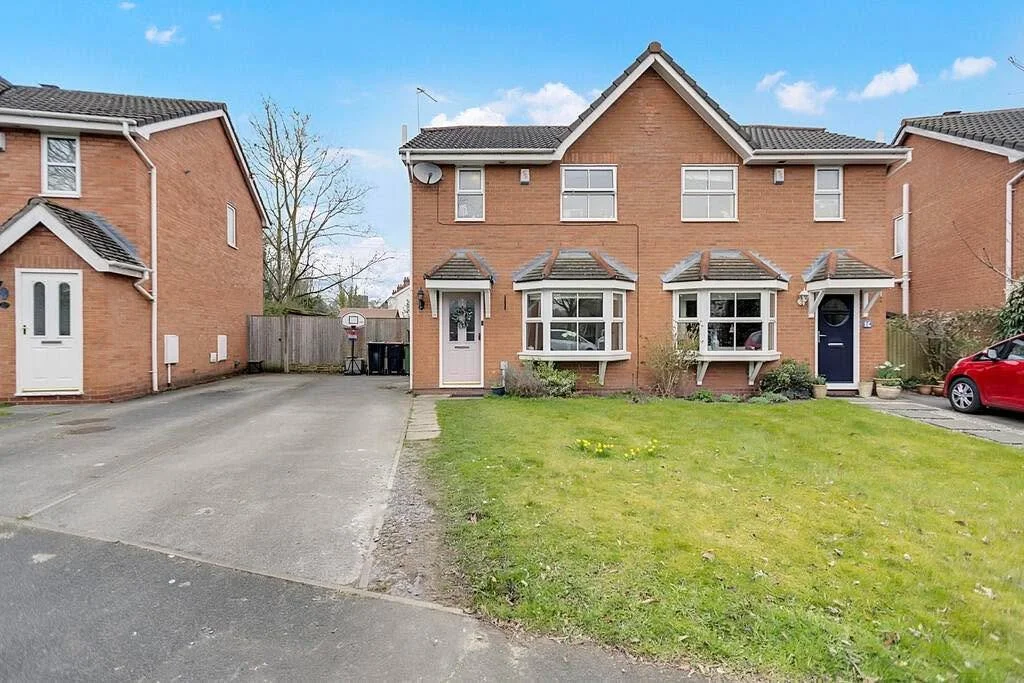 🏡 Alvingham Close, Northwich, Cheshire
💸 &pound;235,000
✨A semi detached home in a popular location
✨Lounge, kitchen diner and conservatory
✨Three bedrooms and family bathroom
✨Enclosed Rear Garden
✨Driveway and parking 
✨Close To Local Amenities
✨