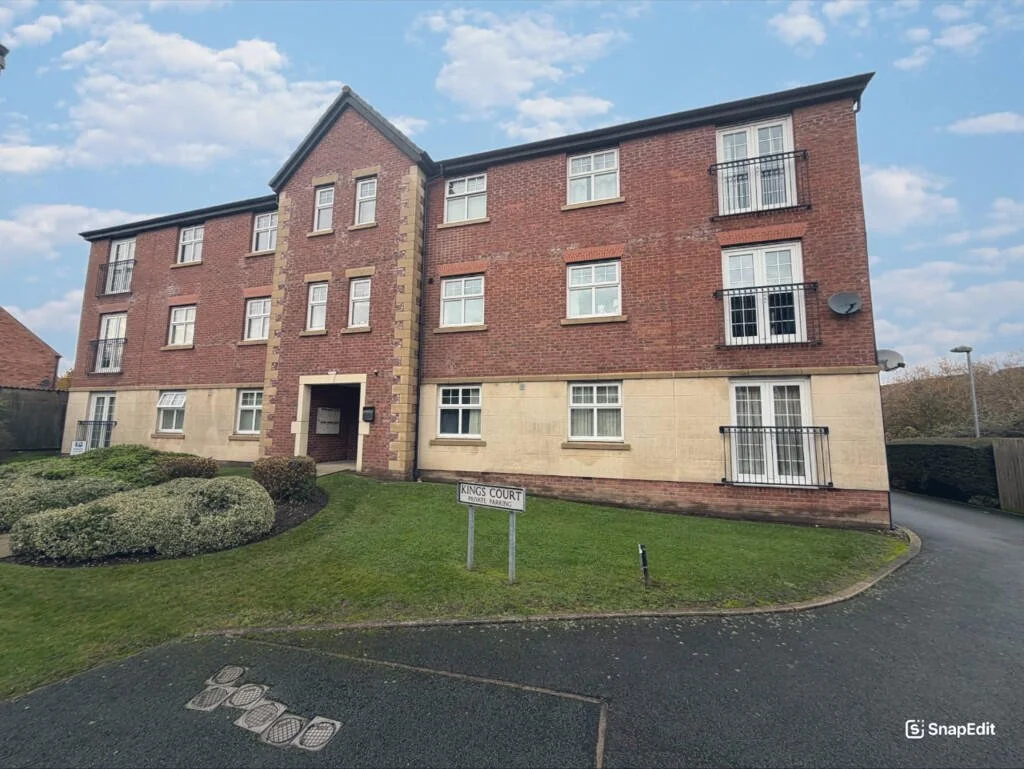 ⭐⭐UNEXPECTEDLY BACK ON THE MARKET⭐⭐
🏠 63 Kings Court, Regency Walk, Middlewich, CW10 &pound;135,000
🔑Offered for sale with no onward chain
🔑Top floor apartment
🔑Open plan lounge, diner and kitchen
🔑Two bedrooms
🔑Bathroom, en-suite and dressing 