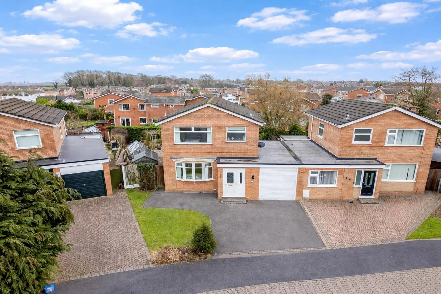 Sweetbriar Close, Barnton, Northwich, Cheshire |&pound;300,000 | 3 Link-Detached House

Offered for sale with no onward chain and pleasantly positioned within a quiet cul-de-sac, this well-presented link-detached home offers spacious and versatile ac