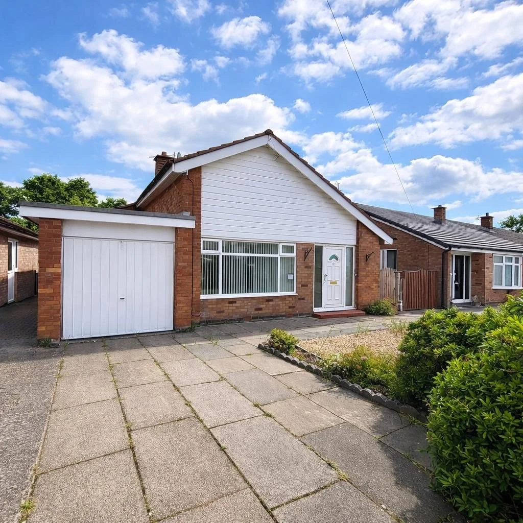 Eaton View, Moulton, Northwich, Cheshire |&pound;279,000 | 3 Bedroom Detached Bungalow 

Situated in the desirable village of Moulton, in a cul-de-sac location is this detached bungalow which is offered for sale with no onward chain.

✨ A detached bu
