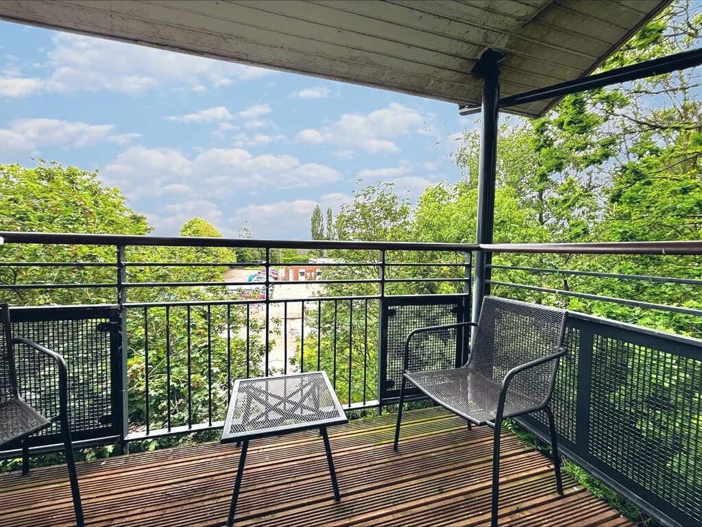 🏡 East Road, Middlewich | &pound;118,500 | No Onward Chain | Second Floor Two Bedroom Apartment 🏡

Spacious and well-presented, this two-bedroom second-floor apartment with a private balcony is offered with no onward chain and is located within the