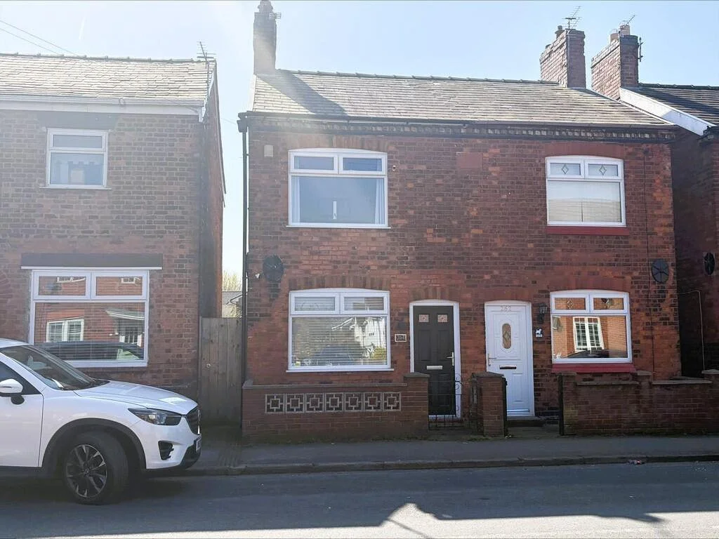 Just Launched🏡 Station Road, Winsford, Cheshire | &pound;140,000 O/O | Two Bedroom Semi-Detached | One Bathroom | Beautifully Presented 🏡

✨ A beautifully presented semi detached home situated in a popular location
✨Lounge, diner and kitchen
✨Two d