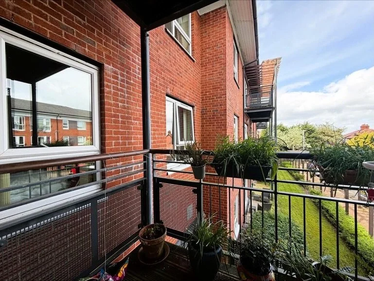 JUST LAUNCHED 🏡 East Road, Middlewich | &pound;140,000 | First Floor Two Bedroom Apartment 🏡

Spacious and well-presented, this two-bedroom first-floor apartment with a private balcony is located within the sought-after Willowmere supported living 