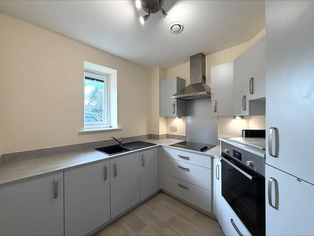 NO ONWARD CHAIN 🏡 Wheelock Street, Middlewich | &pound;200,000 | Two Bedroom | Two Bathroom🏡

✨Offered for sale with no onward chain
✨A well presented two bedroom apartment available to the over 60's
✨Lounge through diner and kitchen
✨En-suite, wal