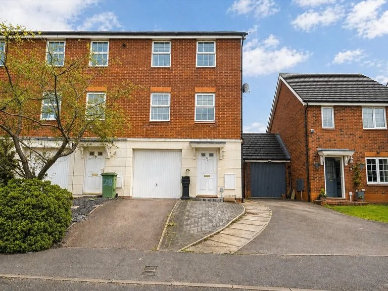 UNEXPECTEDLY BACK ON THE MARKET🏡 Delaisy Way, Winsford, Cheshire | &pound;215,000 | Three storey town house | Three Bedroom | Two Bathroom with W/C 🏡

✨A three storey town house situated in a popular residential location
✨Kitchen diner and Guest WC
