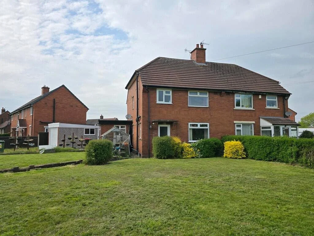 JUST LAUNCHED 🏡 Northwich Road, Weaverham, Northwich, Cheshire | Offers Over &pound;200,000 | Semi-Detached | Three Bedroom | One Bathroom | No Onward Chain 🏡

✨Offered for sale with no onward chain
✨ Prominent corner plot with generous outdoor spa