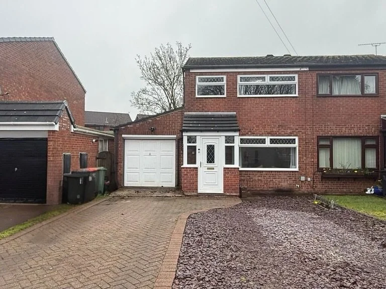 UNEXPECTEDLY BACK ON THE MARKET ✨ &pound;230,000

🏡 Kingsley Drive, Leftwich, Northwich, Cheshire | Semi-Detached | Three Bedroom | One Bathroom + w/c | Garage, Garden + Driveway 🏡

✨Situated In a Convenient Location
✨Three Bedrooms Lounge, Kitchen