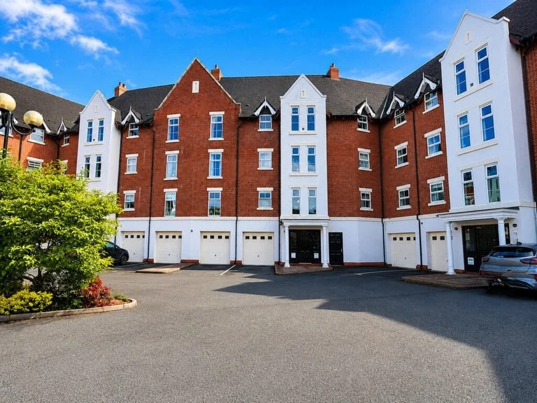 JUST LAUNCHED!!! 🏡 Tiverton Court, Blakemere Drive, Kingsmead, Northwich, Cheshire | &pound;150,000 | Second Floor Apartment | Two Bedroom | Two Bathroom 🏡

✨ Second floor apartment with parking space and garage
✨Open plan living at its finest, ide