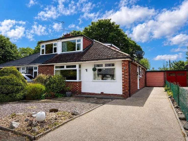 🏡 Hayes Drive, Barnton, Northwich | &pound;250,000 | 3 Bedroom Semi-Detached Bungalow | 1 Bathrooms 🏡

✨A well presented dorma bungalow situated in a popular location
✨Entrance porch, hall, lounge diner, conservatory and kitchen
✨Three bedrooms, sh