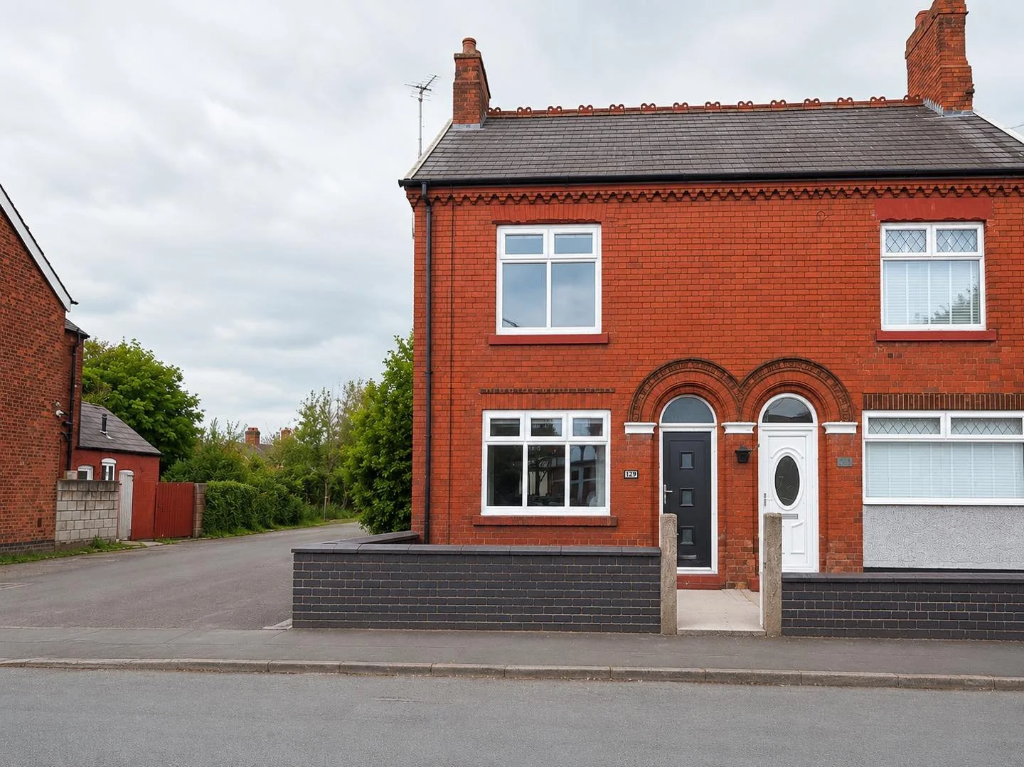🏠 Coming soon 🏠
🏠 A recently modernised semi detached home 
🏠 Turn key ready 
🏠 No onward chain 
🏠 Lounge diner and breakfast kitchen 
🏠 Three bedrooms and bathroom 
🏠 Enclosed yard and garage 
🏠 Call now to arrange your priority viewing
