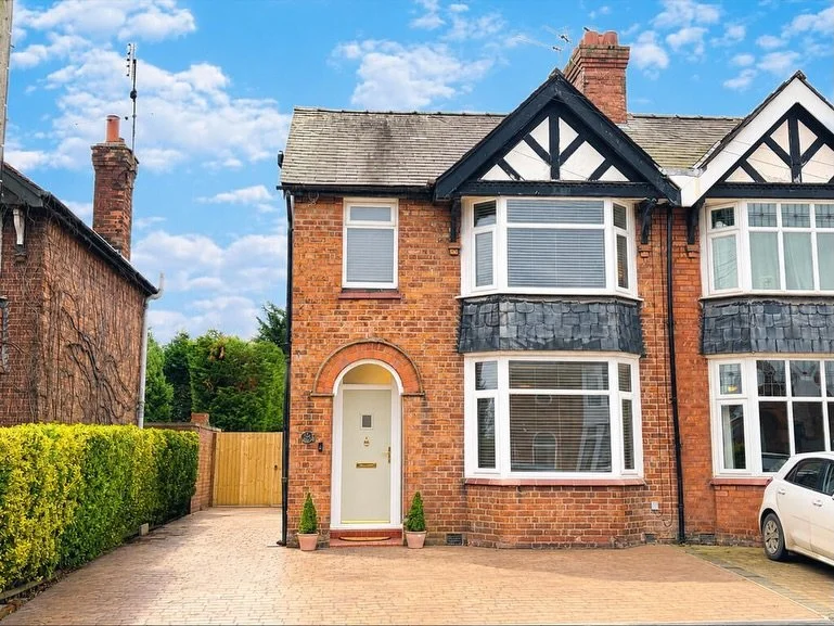 🏡 Nantwich Road, Middlewich📍&pound;295,000💸

This stunning extended semi-detached home has been beautifully transformed by its current owners and is ready to steal your heart. From the moment you step across the threshold, you&rsquo;ll be wowed. 
