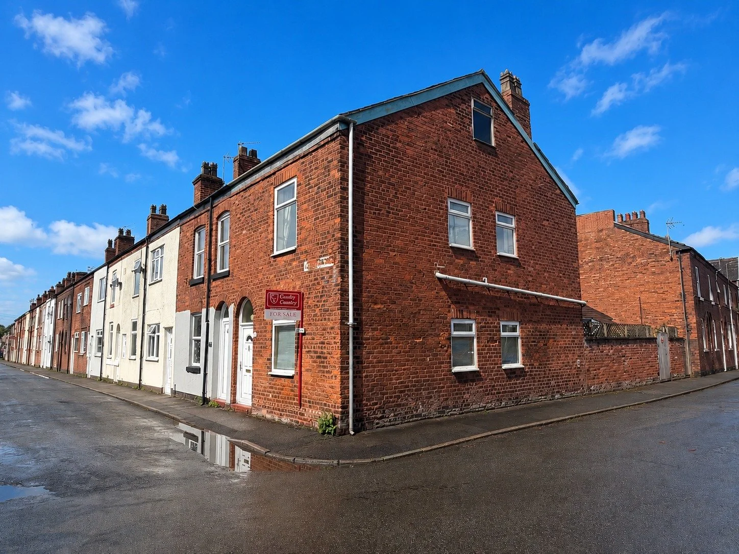 🏡NEW TO THE MARKET 🏡
🏡OFFERED FOR SALE WITH NO ONWARD CHAIN 🏡
📍FANTASTIC LOCATION, CLOSE TO  THE RAILWAY STATION 📍
🏡 TWO RECEPTION ROOMS AND BREAKFAST KITCHEN 🏡
🏡 TWO BEDROOMS AND CONVERTED LOFT SPACE 🏡
🛁EN-SUITE AND BATHROOM 🛁
💐 L SHAPE