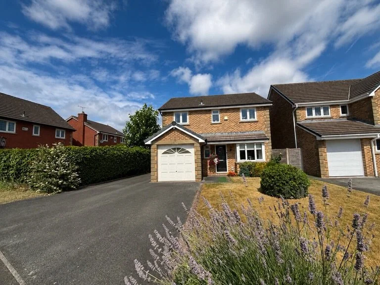 🏡 JUST LAUNCHED | &pound;325,000 | Pippin Close, Middlewich

A fantastic 4-bedroom detached family home offering spacious living, a modern fitted kitchen with integrated appliances, dining room with bay window, ensuite to the main bedroom, integral 