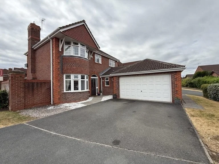 🚨 JUST LAUNCHED 🚨

📍 Chelford Drive, Kingsmead, Northwich
💷 &pound;550,000

An exceptional 4-bedroom detached family home featuring a stunning breakfast kitchen with granite worktops, spacious lounge, separate study/family room, beautiful conserv