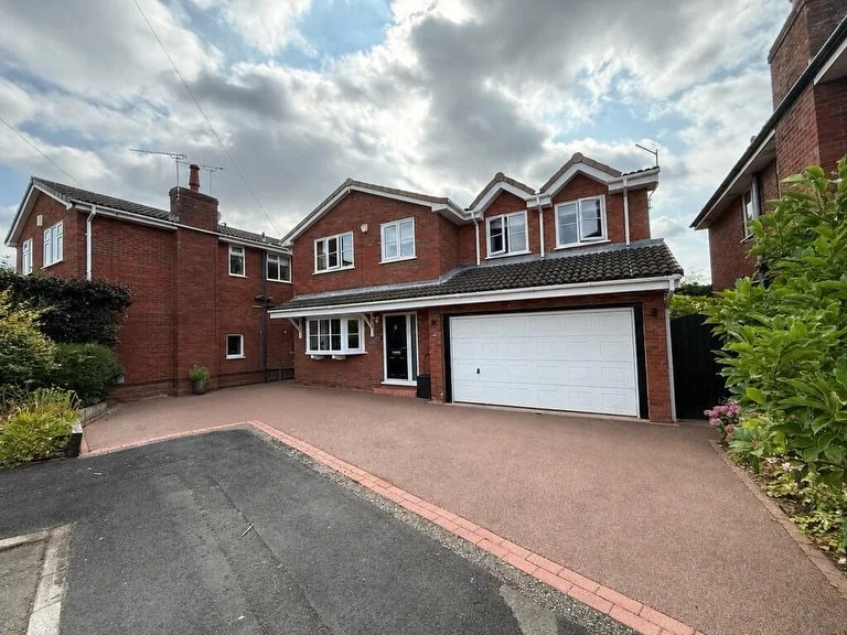 🏡 JUST LAUNCHED | Tewkesbury Close, Middlewich 🏡

✨ &pound;500,000 ✨

An exceptional five-bedroom detached family home situated in a sought-after cul-de-sac in the heart of Middlewich. Beautifully designed with generous living space and stylish fin