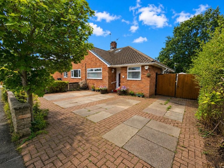 🏡 JUST LAUNCHED | HUTCHINS CLOSE, MIDDLEWICH | &pound;230,000

✨ Extended Three-Bedroom Semi-Detached Bungalow ✨

A fantastic and versatile home offering spacious accommodation across two floors, with two bedrooms and a wet room on the ground floor,
