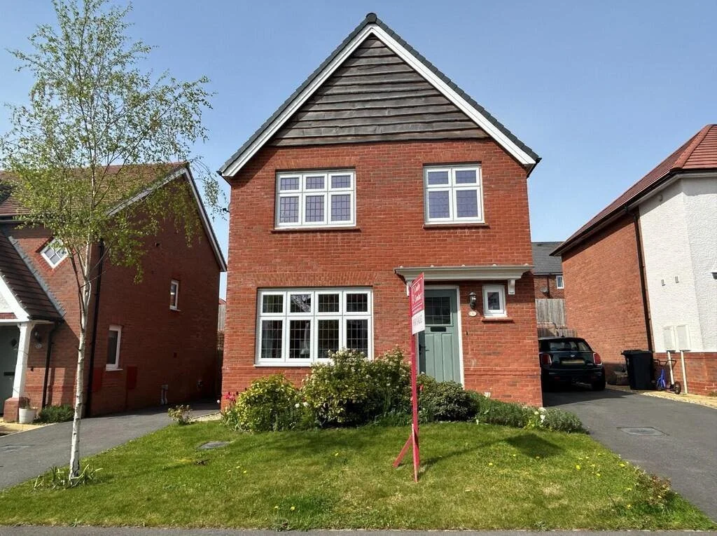 🔥 𝐏𝐑𝐈𝐂𝐄 𝐑𝐄𝐃𝐔𝐂𝐄𝐃! 🔥
🏡 𝐍𝐄𝐖 𝐏𝐑𝐈𝐂𝐄 &mdash; &pound;𝟑𝟕𝟎,𝟎𝟎𝟎
📍𝐂𝐮𝐥𝐯𝐞𝐫 𝐂𝐥𝐨𝐬𝐞, 𝐇𝐚𝐫𝐭𝐟𝐨𝐫𝐝, 𝐍𝐨𝐫𝐭𝐡𝐰𝐢𝐜𝐡

✨ 𝐖𝐡𝐚𝐭 𝐲𝐨𝐮&rsquo;𝐥𝐥 𝐥𝐨𝐯𝐞:
&bull; Beautifully Presented Detached Family Home
&bull; Three 