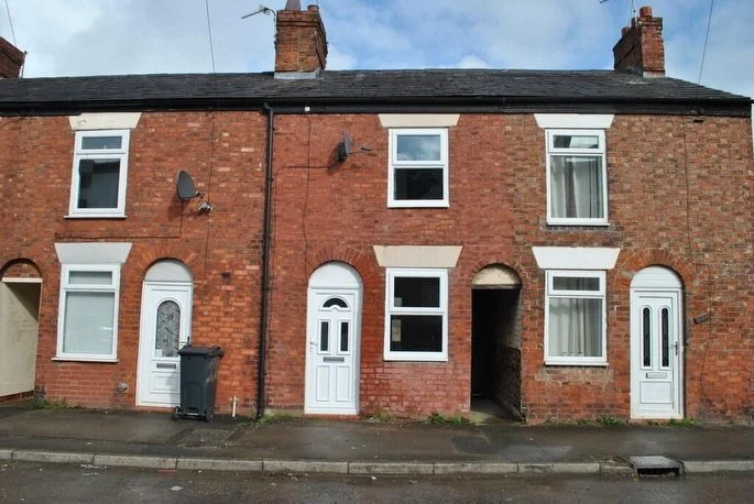 🚨🏡 𝐉𝐔𝐒𝐓 𝐋𝐀𝐔𝐍𝐂𝐇𝐄𝐃! 🏡🚨

📍 𝐖𝐚𝐲𝐬 𝐆𝐫𝐞𝐞𝐧, 𝐖𝐢𝐧𝐬𝐟𝐨𝐫𝐝
💰 &pound;𝟏𝟒𝟓,𝟎𝟎𝟎

✨ 𝐀 𝐆𝐑𝐄𝐀𝐓 𝐍𝐄𝐖 𝐎𝐏𝐏𝐎𝐑𝐓𝐔𝐍𝐈𝐓𝐘!

This two-bedroom mid-terrace home has just launched to the market and could make an ideal first ho