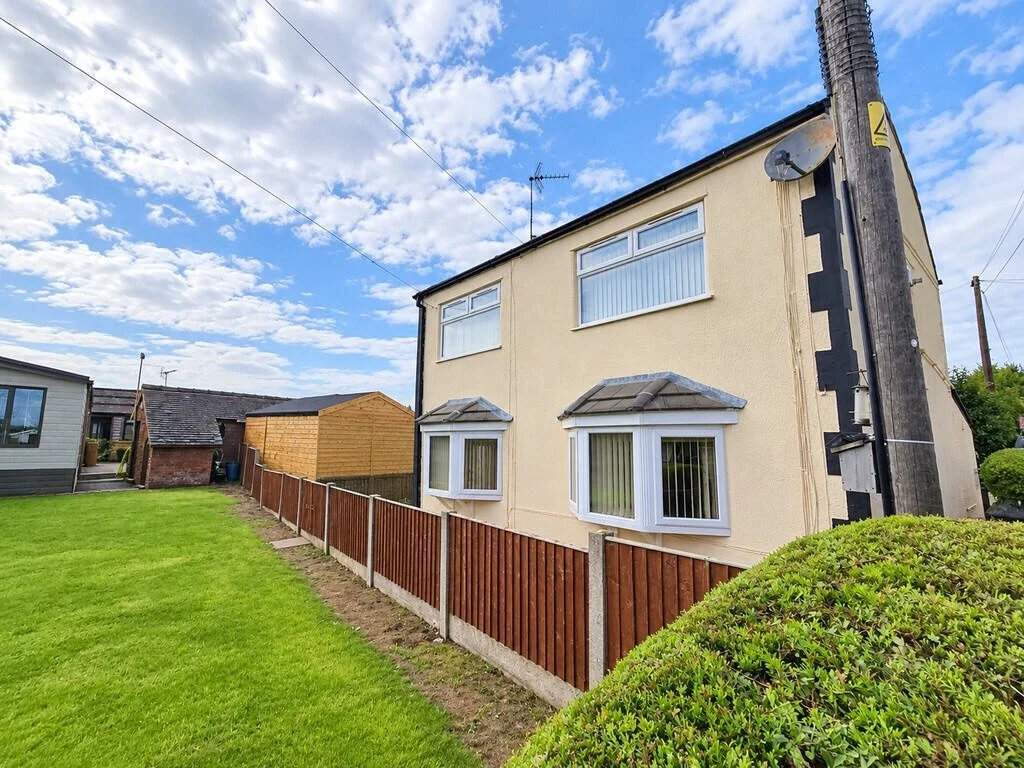 🚨🏡 𝐉𝐔𝐒𝐓 𝐋𝐀𝐔𝐍𝐂𝐇𝐄𝐃! 🏡🚨

📍 𝐁𝐨𝐨𝐭𝐡 𝐋𝐚𝐧𝐞, 𝐌𝐨𝐬𝐭𝐨𝐧
💰 &pound;𝟒𝟎𝟎,𝟎𝟎𝟎

✨ 𝐀 𝐅𝐀𝐍𝐓𝐀𝐒𝐓𝐈𝐂 𝟒-𝐁𝐄𝐃𝐑𝐎𝐎𝐌 𝐃𝐄𝐓𝐀𝐂𝐇𝐄𝐃 𝐅𝐀𝐌𝐈𝐋𝐘 𝐇𝐎𝐌𝐄!

We&rsquo;re delighted to bring this spacious detached property to t