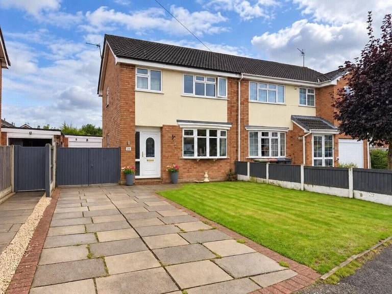 🚨🏡 𝐉𝐔𝐒𝐓 𝐋𝐀𝐔𝐍𝐂𝐇𝐄𝐃! 🏡🚨

📍 𝐉𝐨𝐡𝐧 𝐅𝐫𝐲𝐞𝐫 𝐀𝐯𝐞𝐧𝐮𝐞, 𝐖𝐢𝐧𝐜𝐡𝐚𝐦, 𝐍𝐨𝐫𝐭𝐡𝐰𝐢𝐜𝐡
💰 &pound;𝟑𝟎𝟎,𝟎𝟎𝟎

✨ 𝐋𝐎𝐎𝐊𝐈𝐍𝐆 𝐅𝐎𝐑 𝐘𝐎𝐔𝐑 𝐍𝐄𝐗𝐓 𝐅𝐀𝐌𝐈𝐋𝐘 𝐇𝐎𝐌𝐄?

This spacious three-bedroom semi-detached home ha