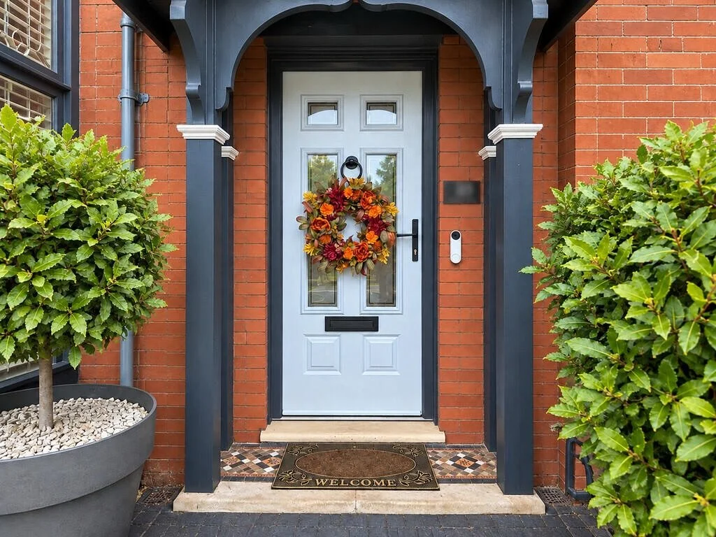 🍂 Autumn is calling&hellip; and so is your next home! 🏡🍁

Thinking about buying a house this autumn? Now is the time to make your move! Just look at the front of our newest property&hellip; 😍

From the gorgeous brickwork and beautiful entranceway