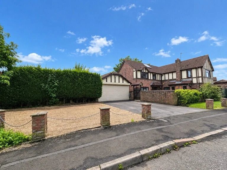 🚨🏡 𝐉𝐔𝐒𝐓 𝐋𝐀𝐔𝐍𝐂𝐇𝐄𝐃! 🏡🚨

📍 𝐑𝐞𝐝𝐬𝐡𝐚𝐧𝐤 𝐀𝐯𝐞𝐧𝐮𝐞, 𝐖𝐢𝐧𝐬𝐟𝐨𝐫𝐝
💰 𝐎𝐅𝐅𝐄𝐑𝐒 𝐈𝐍 𝐄𝐗𝐂𝐄𝐒𝐒 𝐎𝐅 &pound;𝟓𝟐𝟓,𝟎𝟎𝟎

✨ 𝐀𝐍 𝐄𝐗𝐂𝐄𝐏𝐓𝐈𝐎𝐍𝐀𝐋 𝟒-𝐁𝐄𝐃𝐑𝐎𝐎𝐌 𝐅𝐀𝐌𝐈𝐋𝐘 𝐇𝐎𝐌𝐄!

This beautifully presented d