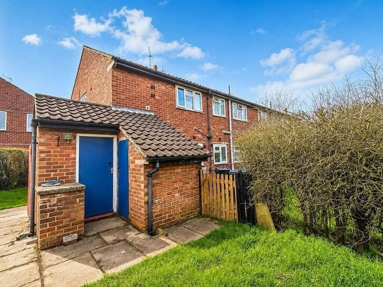 🚨🏡 𝐋𝐎𝐎𝐊𝐈𝐍𝐆 𝐅𝐎𝐑 𝐘𝐎𝐔𝐑 𝐍𝐄𝐗𝐓 𝐇𝐎𝐌𝐄 𝐈𝐍 𝐍𝐎𝐑𝐓𝐇𝐖𝐈𝐂𝐇? 🏡🚨

📍 Grove Avenue, Lostock Gralam, Northwich
💰 &pound;125,000

✨ A fantastic 2-bedroom apartment with its own PRIVATE GARDEN! ✨

🏡 What you&rsquo;ll love:
🔑 First-f