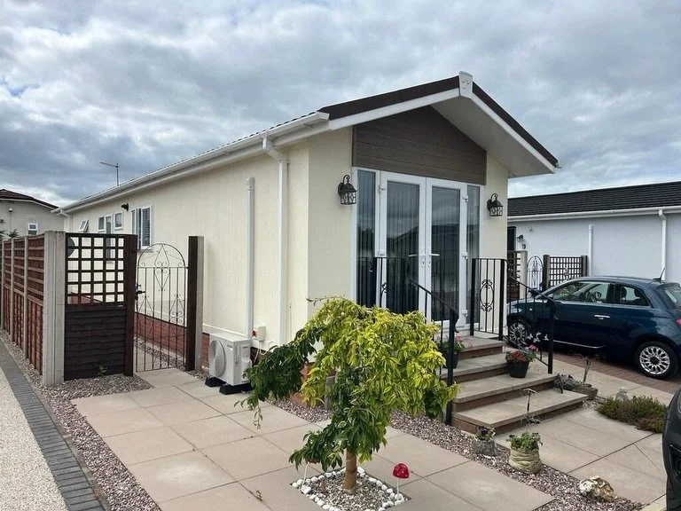 🏡 𝐋𝐎𝐎𝐊𝐈𝐍𝐆 𝐅𝐎𝐑 𝐘𝐎𝐔𝐑 𝐍𝐄𝐗𝐓 𝐇𝐎𝐌𝐄? 🏡

📍 Field Maple Avenue, Wincham, Northwich
💰 &pound;142,500

✨ 𝐀𝐍 𝐈𝐌𝐌𝐀𝐂𝐔𝐋𝐀𝐓𝐄 𝟐-𝐁𝐄𝐃𝐑𝐎𝐎𝐌 𝐏𝐀𝐑𝐊 𝐇𝐎𝐌𝐄! ✨

🏡 What you&rsquo;ll love:
🛏️ Two bedrooms
✨ Immaculately prese