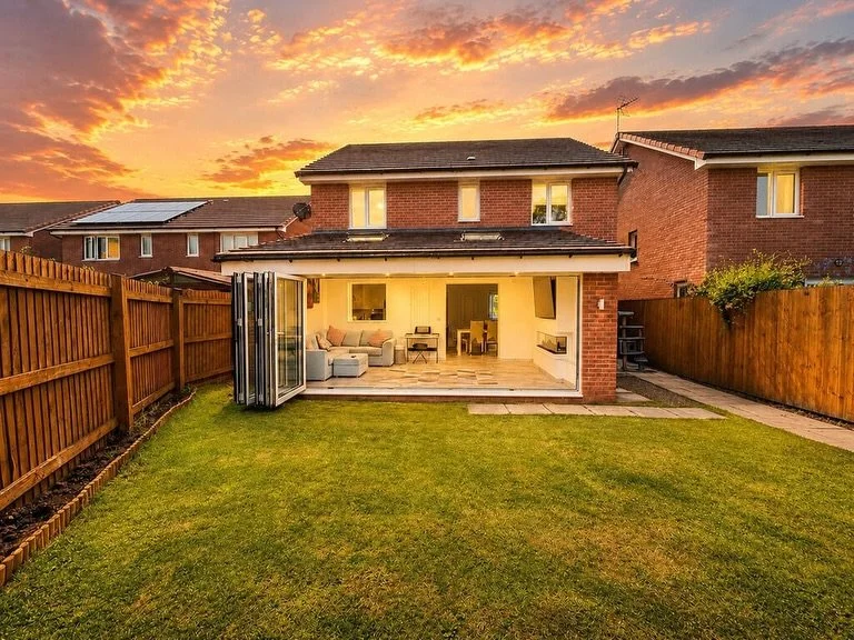 🏡 𝐋𝐎𝐎𝐊𝐈𝐍𝐆 𝐅𝐎𝐑 𝐘𝐎𝐔𝐑 𝐍𝐄𝐗𝐓 𝐇𝐎𝐌𝐄? 🏡

📍 Foxglove Way, Rudheath, Northwich
💰 &pound;400,000 &mdash; OFFERS INVITED!

✨ 𝐀𝐍 𝐄𝐗𝐂𝐄𝐏𝐓𝐈𝐎𝐍𝐀𝐋 𝐄𝐗𝐓𝐄𝐍𝐃𝐄𝐃 𝟒-𝐁𝐄𝐃𝐑𝐎𝐎𝐌 𝐃𝐄𝐓𝐀𝐂𝐇𝐄𝐃 𝐅𝐀𝐌𝐈𝐋𝐘 𝐇𝐎𝐌𝐄! ✨

🏡 Wh