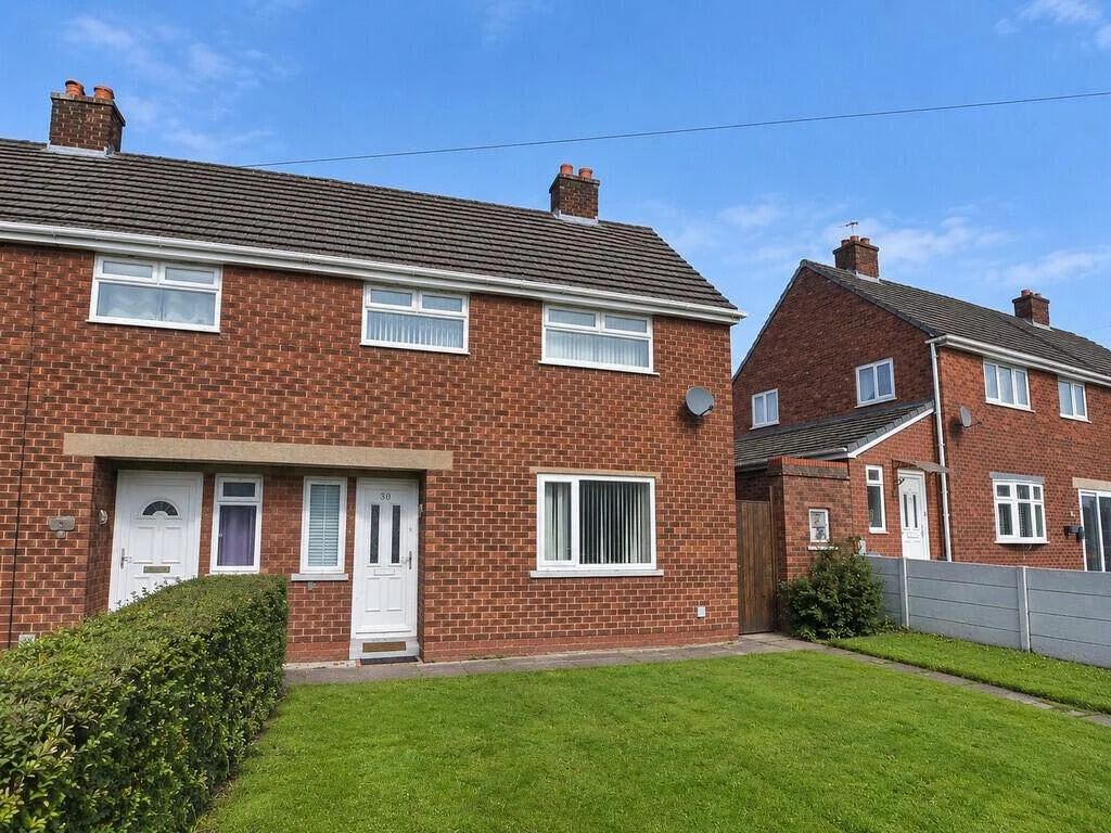 🚨🏡 𝐉𝐔𝐒𝐓 𝐋𝐀𝐔𝐍𝐂𝐇𝐄𝐃! 🏡🚨

📍 Queensway, Winsford
💰 &pound;200,000

🏡 𝐋𝐎𝐎𝐊𝐈𝐍𝐆 𝐅𝐎𝐑 𝐘𝐎𝐔𝐑 𝐍𝐄𝐗𝐓 𝐇𝐎𝐌𝐄?

This 3-bedroom semi-detached home is perfectly positioned just a short walk from Winsford town centre! 👀

✨ What yo