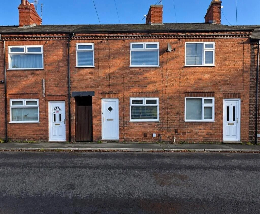🚨🏡 𝐉𝐔𝐒𝐓 𝐋𝐀𝐔𝐍𝐂𝐇𝐄𝐃! 🏡🚨

📍 Pepper Street, Middlewich, Cheshire
💰 &pound;185,000

🏡 𝐋𝐎𝐎𝐊𝐈𝐍𝐆 𝐅𝐎𝐑 𝐘𝐎𝐔𝐑 𝐍𝐄𝐗𝐓 𝐇𝐎𝐌𝐄?

This well-presented 3-bedroom mid-terraced home is ideally located right in the heart of Middlewich!