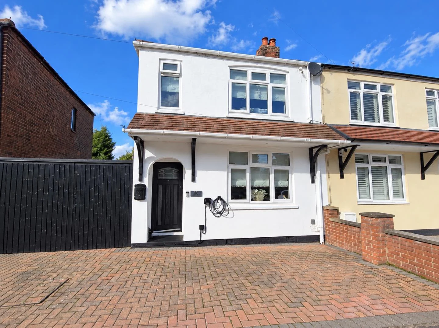 🚨🏡 𝐉𝐔𝐒𝐓 𝐋𝐀𝐔𝐍𝐂𝐇𝐄𝐃! 🏡🚨

📍Garfit Street, Middlewich, Cheshire
💰 &pound;250,000

🏡 𝐋𝐎𝐎𝐊𝐈𝐍𝐆 𝐅𝐎𝐑 𝐘𝐎𝐔𝐑 𝐍𝐄𝐗𝐓 𝐇𝐎𝐌𝐄?

This beautifully presented two-bedroom semi-detached home has been finished to an impressive standard