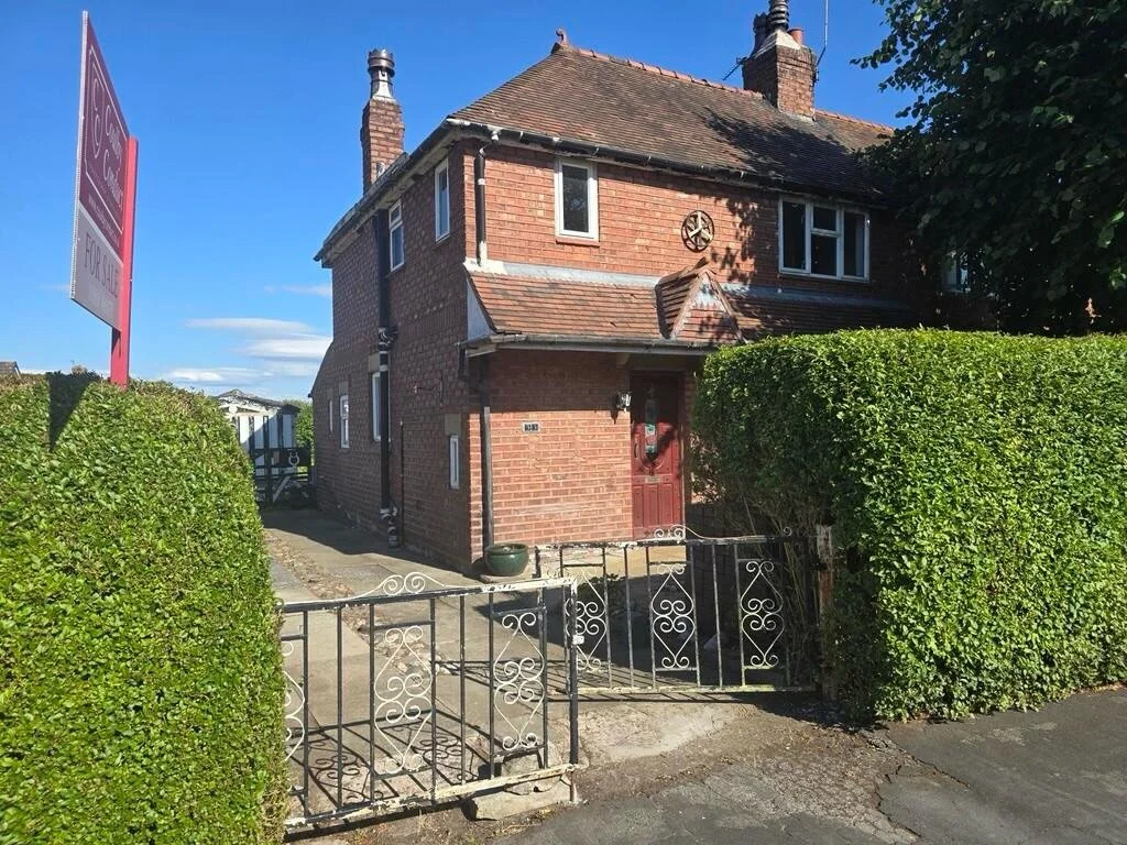 🔥🏡 𝐏𝐑𝐈𝐂𝐄 𝐑𝐄𝐃𝐔𝐂𝐄𝐃! 🏡🔥

📍 Winsford
💰 &pound;110,000

🔨 𝐋𝐎𝐎𝐊𝐈𝐍𝐆 𝐅𝐎𝐑 𝐘𝐎𝐔𝐑 𝐍𝐄𝐗𝐓 𝐏𝐑𝐎𝐉𝐄𝐂𝐓?

🚨 A fantastic renovation opportunity with bags of potential! 🚨

This 3-bedroom semi-detached property is being offered 
