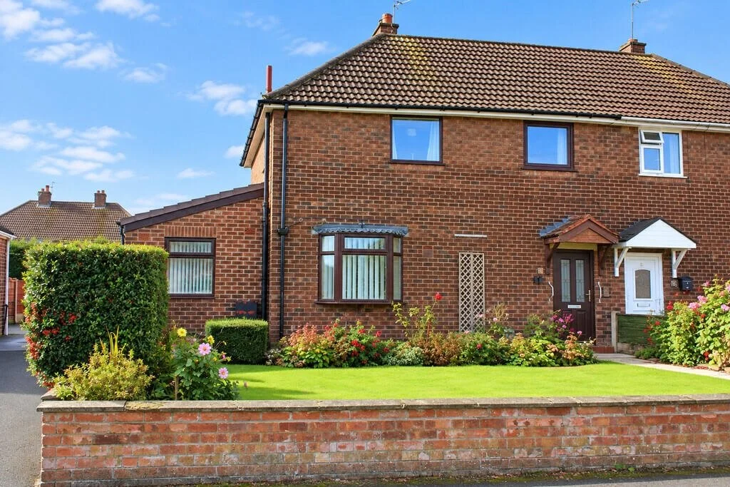 🚨🏡 LOOKING FOR A NEW HOME..?? 🏡🚨

📍 Braemar Avenue, Rudheath, Northwich
💰 &pound;260,000

🏡 𝐋𝐎𝐎𝐊𝐈𝐍𝐆 𝐅𝐎𝐑 𝐘𝐎𝐔𝐑 𝐍𝐄𝐗𝐓 𝐅𝐀𝐌𝐈𝐋𝐘 𝐇𝐎𝐌𝐄?

This spacious 3-bedroom semi-detached family home offers plenty of living space, parkin