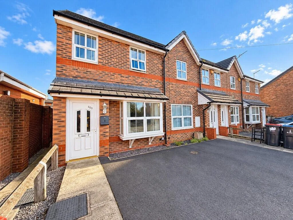 🚨🏡 𝐉𝐔𝐒𝐓 𝐋𝐀𝐔𝐍𝐂𝐇𝐄𝐃! 🏡🚨

📍 Lydyett Lane, Barnton, Northwich
💰 &pound;180,000

🏡 𝐋𝐎𝐎𝐊𝐈𝐍𝐆 𝐅𝐎𝐑 𝐘𝐎𝐔𝐑 𝐍𝐄𝐗𝐓 𝐇𝐎𝐌𝐄? 🔑

This lovely 2-bedroom mews property is now on the market and offers great living space in a popular 