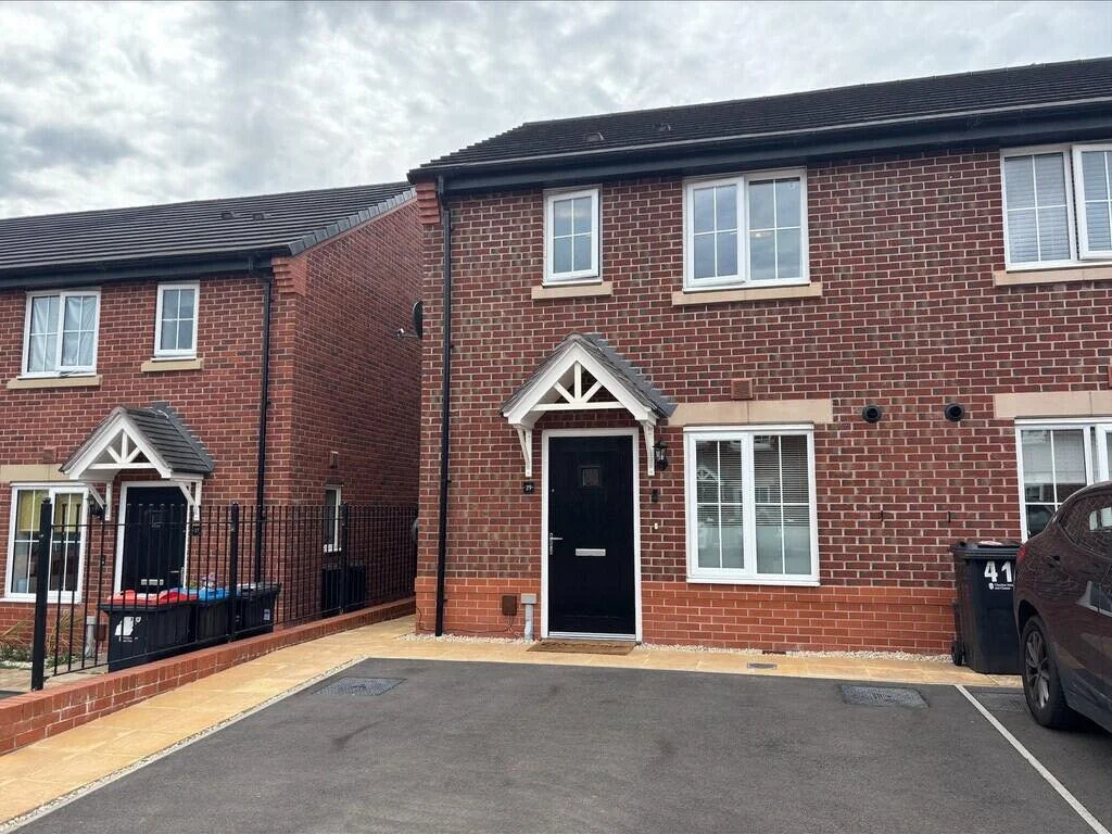 🚨🏡 𝐉𝐔𝐒𝐓 𝐋𝐀𝐔𝐍𝐂𝐇𝐄𝐃! 🏡🚨

😍 LOOKING FOR YOUR NEXT FAMILY HOME?

📍 Winsford
💰 &pound;215,000

This fantastic THREE-BEDROOM END MEWS HOME has just hit the market! 🔑✨

🏡 WHAT YOU&rsquo;LL LOVE:

🛋️ Spacious lounge/diner with French doo
