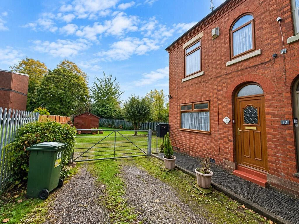 🚨🏡 𝐉𝐔𝐒𝐓 𝐋𝐀𝐔𝐍𝐂𝐇𝐄𝐃! 🏡🚨

😍 𝐀 𝐅𝐀𝐍𝐓𝐀𝐒𝐓𝐈𝐂 𝐅𝐈𝐑𝐒𝐓 𝐇𝐎𝐌𝐄 𝐎𝐑 𝐈𝐍𝐕𝐄𝐒𝐓𝐌𝐄𝐍𝐓 𝐎𝐏𝐏𝐎𝐑𝐓𝐔𝐍𝐈𝐓𝐘! 😍

📍 Royles Place, Greenbank, Northwich
💰 &pound;175,000

Looking for a home with plenty of outdoor space? 🌿 This