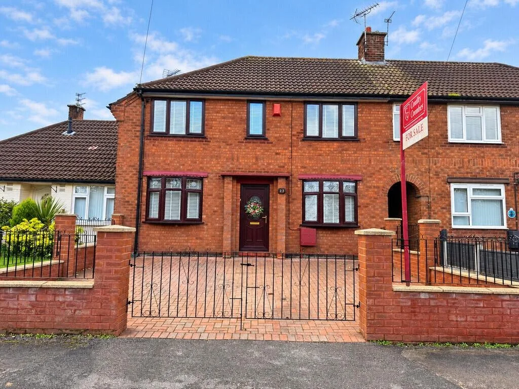 🚨🏡 𝐉𝐔𝐒𝐓 𝐋𝐀𝐔𝐍𝐂𝐇𝐄𝐃! 🏡🚨

😍 𝐕𝐈𝐋𝐋𝐀𝐆𝐄 𝐋𝐈𝐕𝐈𝐍𝐆 𝐖𝐈𝐓𝐇 𝐒𝐎 𝐌𝐔𝐂𝐇 𝐓𝐎 𝐎𝐅𝐅𝐄𝐑! 😍

📍 Lawrence Avenue, Moulton, Northwich
💰 &pound;220,000

Looking for a home in a sought-after village location? 👀 This fantastic three-