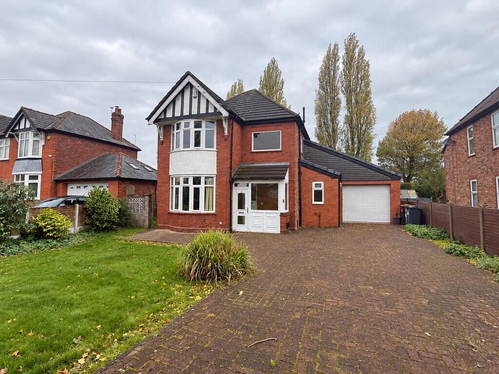 🚨🏡 𝐉𝐔𝐒𝐓 𝐋𝐀𝐔𝐍𝐂𝐇𝐄𝐃! 🏡🚨

😍 𝐀 𝐑𝐀𝐑𝐄 𝐎𝐏𝐏𝐎𝐑𝐓𝐔𝐍𝐈𝐓𝐘 𝐎𝐍 𝐌𝐎𝐒𝐒 𝐑𝐎𝐀𝐃! 😍

📍 Moss Road, Winnington, Northwich
💰 &pound;450,000

Looking for a detached home with a huge garden, fantastic parking and plenty of potential? 