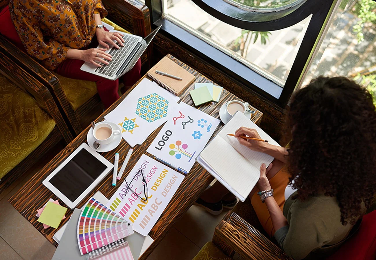 Icon of a contact book with a silhouette of a person on the cover, outlined in black and yellow.