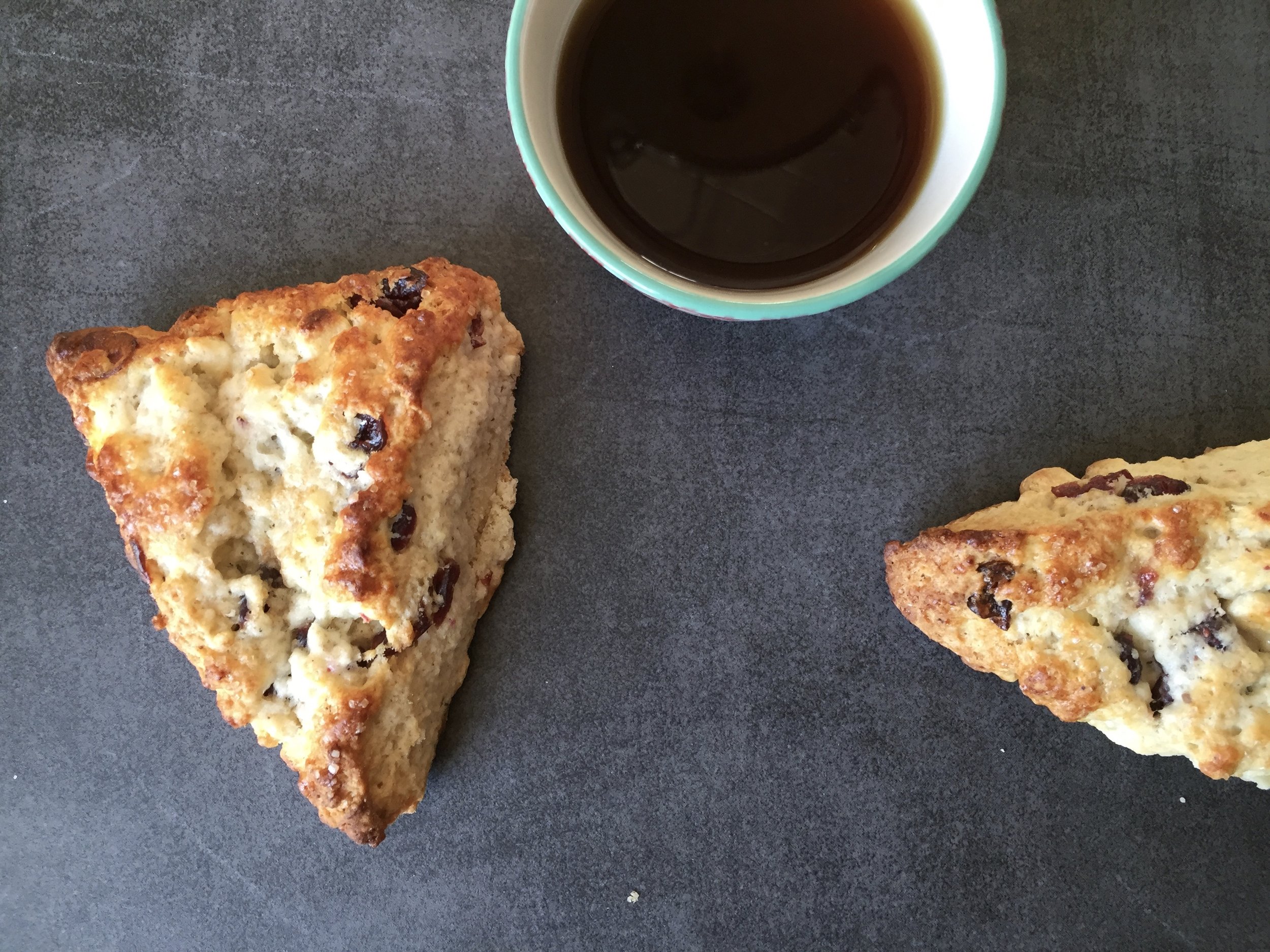 Les scones sont de petites pâtisseries d’origine britannique. Habituellement consommés avec un thé, ces petits pains-biscuits se dégustent autant en collation, au déjeuner que pour dessert. Découvrez sa texture unique, croquante et moelleuse, qui dév