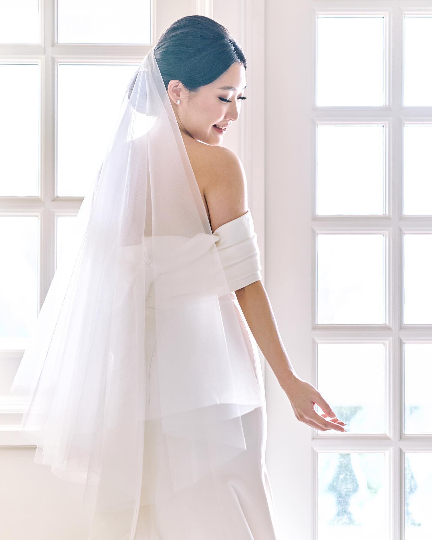 When blessed with a gorgeous bride and amazing light like this. We simply focus on the aesthetics. 
-
Photo @antelopestudios 
HMUA @lindalino.makeup 
Video @substancefilms 
Dress @theivorybridal 
Venue @raffleshotelsingapore
