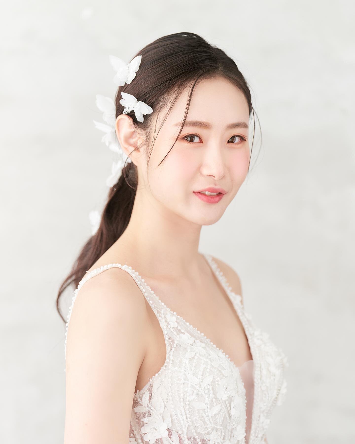 In collaboration with @juliekimmakeupsg, we present the aesthetically soft lighting that compliments the clean and minimalist Korean style pre-wedding studio shoots. This is perfect if you wish to beat the heat and humidity of Singapore&rsquo;s weath