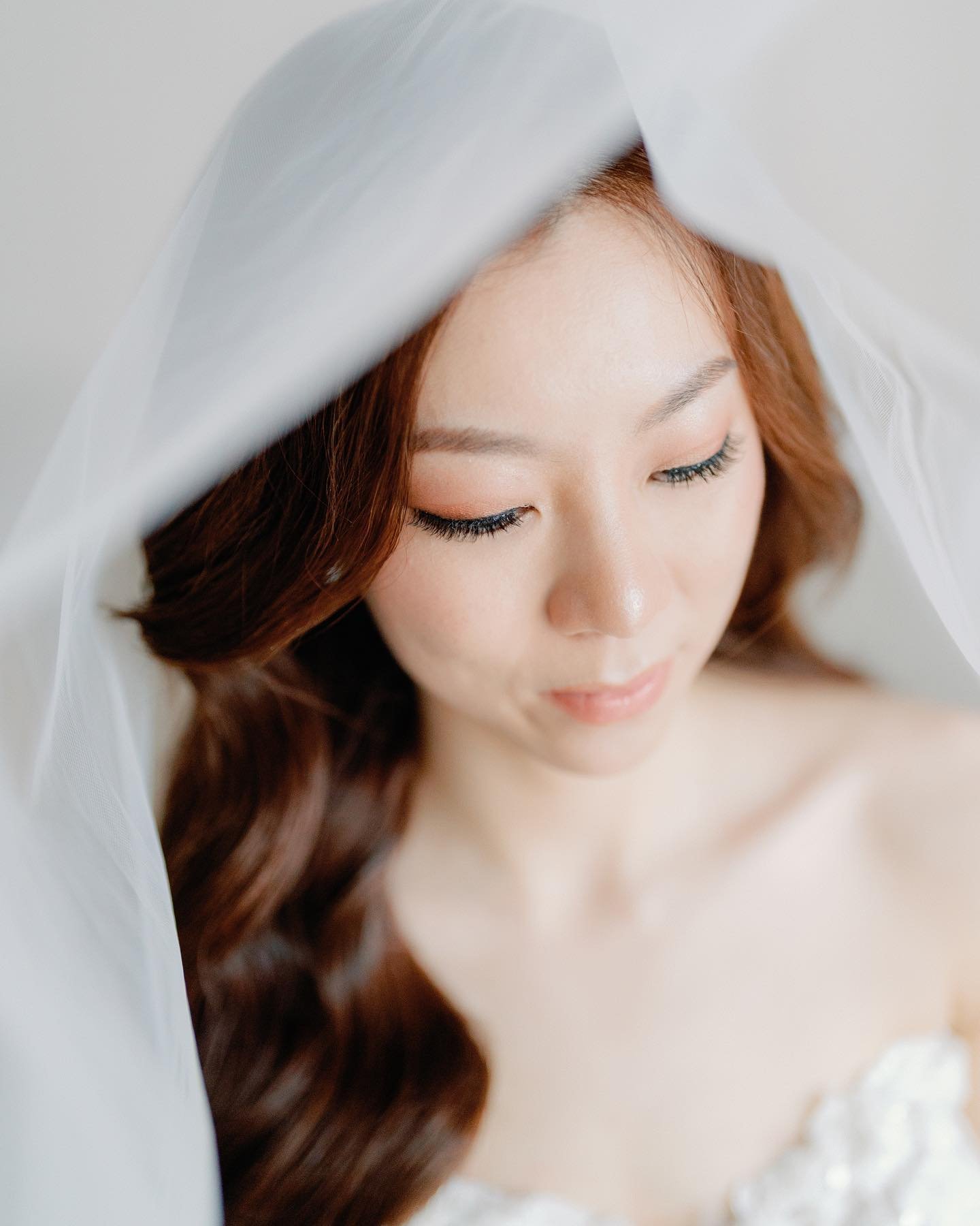 There is a hushed excitement as the bride takes a moment to herself before the hectic wedding day begins. 
-
We often advise our couples to set some time in the morning to capture some quiet moments like these.
-
Photo @antelopestudios 
Video @wemade