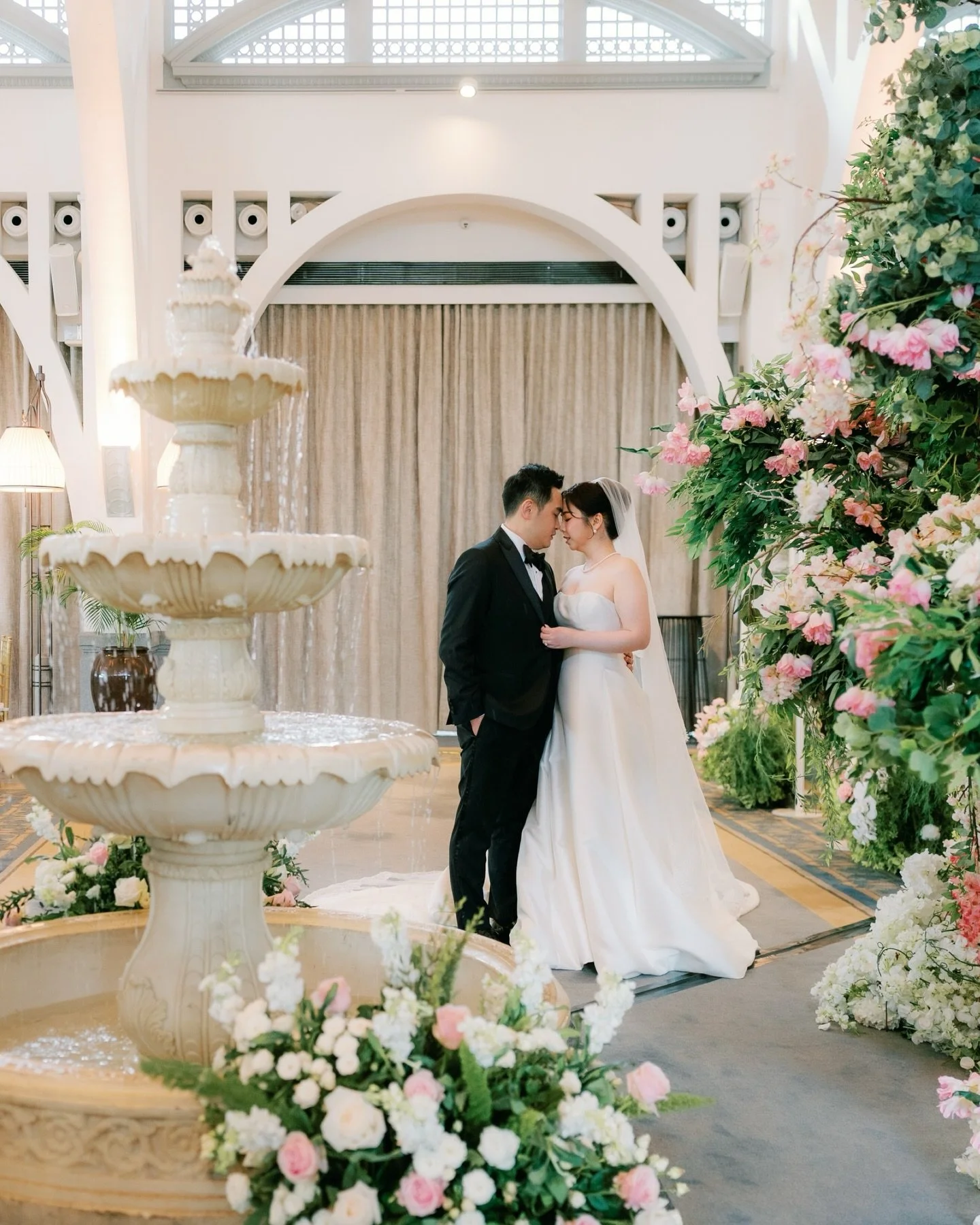 sneak peeks from nelson &amp; cheryl&rsquo;s wedding at clifford pier, @spellboundweddings turned the space into a dreamy garden with a fountain and lush greenery and flowers everywhere, straight out of a fairytale ✨
-
Photo @antelopestudios
Video @s