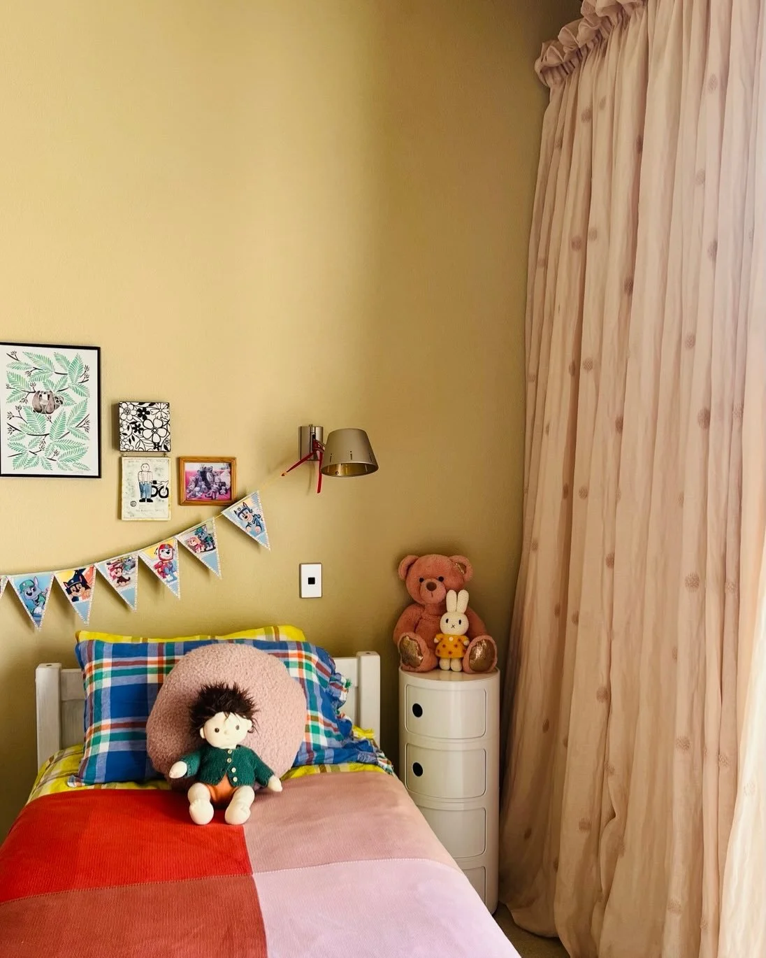 A nod back to the 80s with some pretty curtains for this wee girls bedroom. Featuring a puffy floppy heading in James Dunlops Gentle Petal fabric. Very soft and pretty. #curtaindesign #curtains #girlsbedroom #we_love_fabric